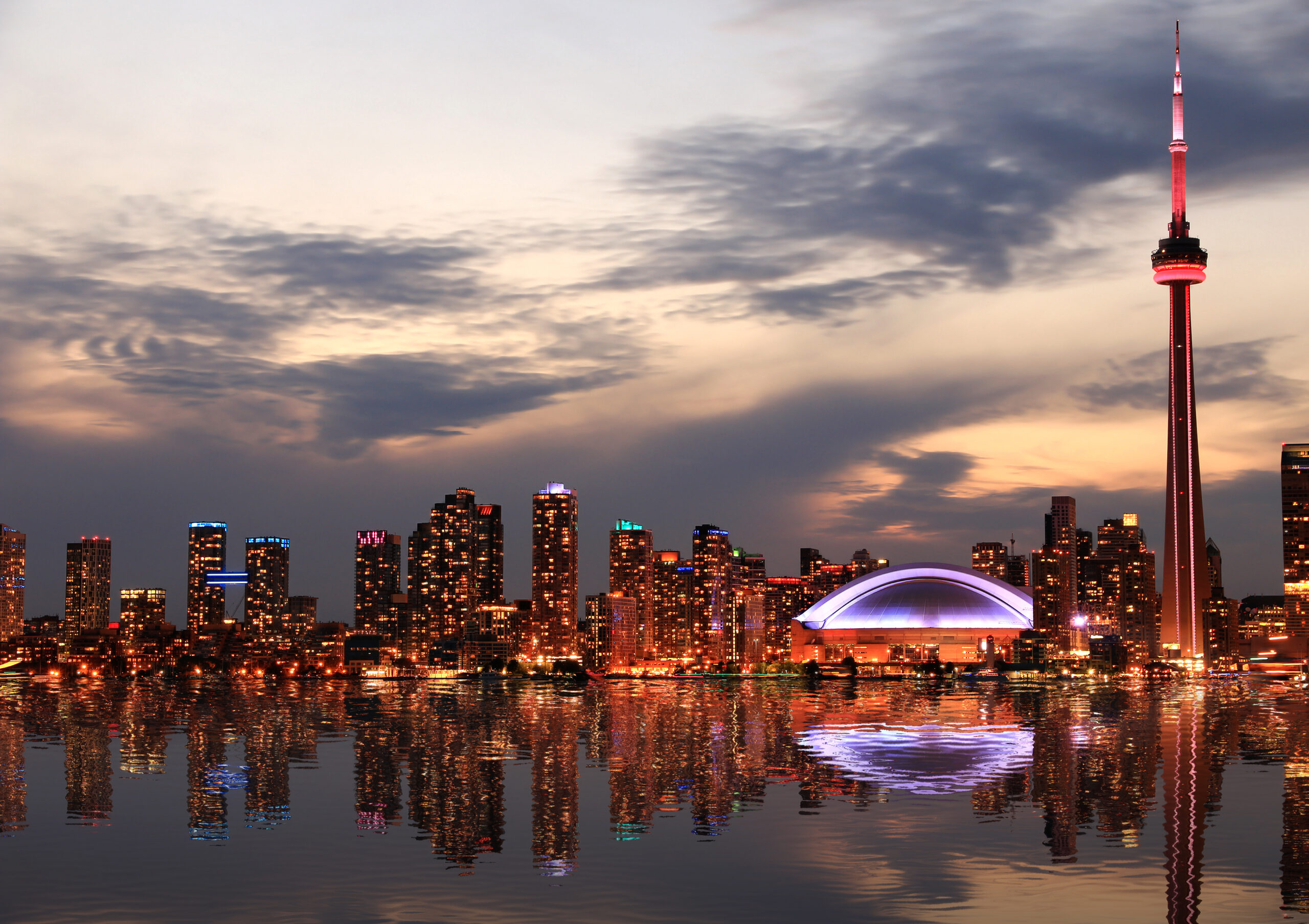 A view of the Toronto skyline to show there are many investment property opportunities in the city.